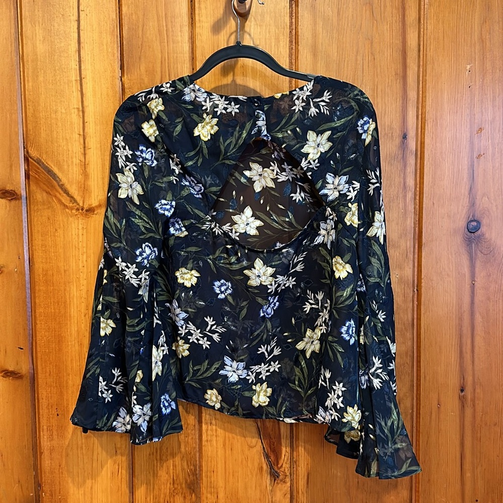 ASTR The Label Anya Top Navy Yellow Floral Size M - Picture 2 of 7